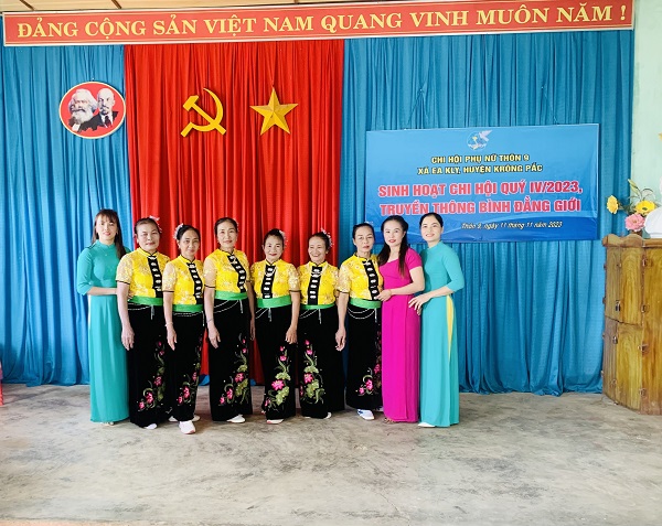 Chiều  ngày 11/11/2023, Hội LHPN xã Ea Kly tổ chức sinh hoạt chi hội mẫu tại chi  hội phụ nữ thôn 9. Hội LHPN huyện tổ chức lồng ghép công tác truyền thông Luật Bình đẳng giới cho hội viên phụ nữ của chi hội. 